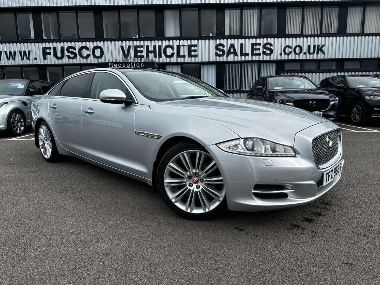 A 2012 JAGUAR XJ 3.0d V6 Portfolio Saloon 4dr Diesel Auto Euro 5 (LWB) (275 ps) A 2012 JAGUAR XJ 3.0d V6 Portfolio Saloon 4dr Diesel Auto Euro 5 (LWB) (275 ps)