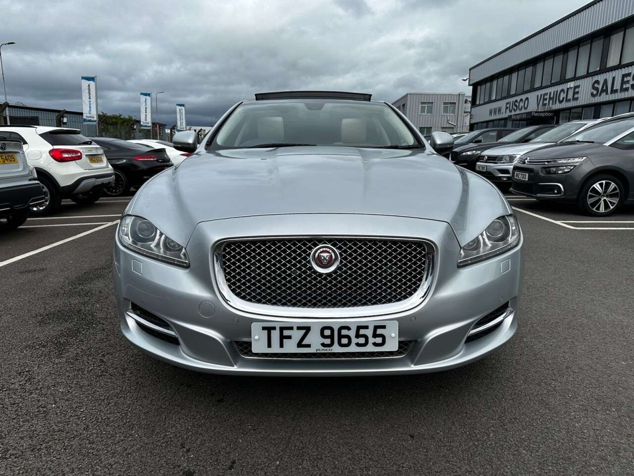 A 2012 JAGUAR XJ 3.0d V6 Portfolio Saloon 4dr Diesel Auto Euro 5 (LWB) (275 ps) A 2012 JAGUAR XJ 3.0d V6 Portfolio Saloon 4dr Diesel Auto Euro 5 (LWB) (275 ps)