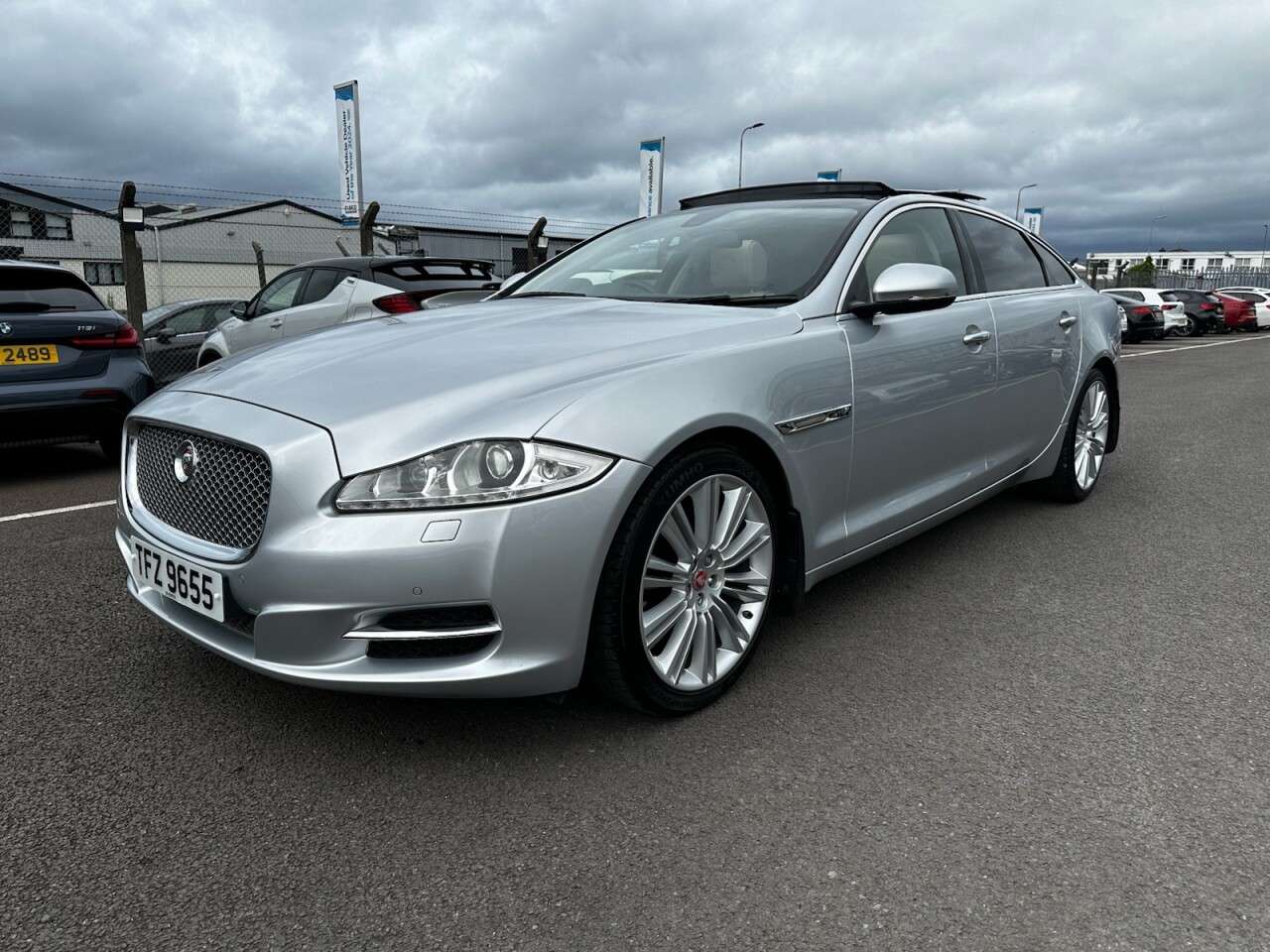 A 2012 JAGUAR XJ 3.0d V6 Portfolio Saloon 4dr Diesel Auto Euro 5 (LWB) (275 ps) A 2012 JAGUAR XJ 3.0d V6 Portfolio Saloon 4dr Diesel Auto Euro 5 (LWB) (275 ps)