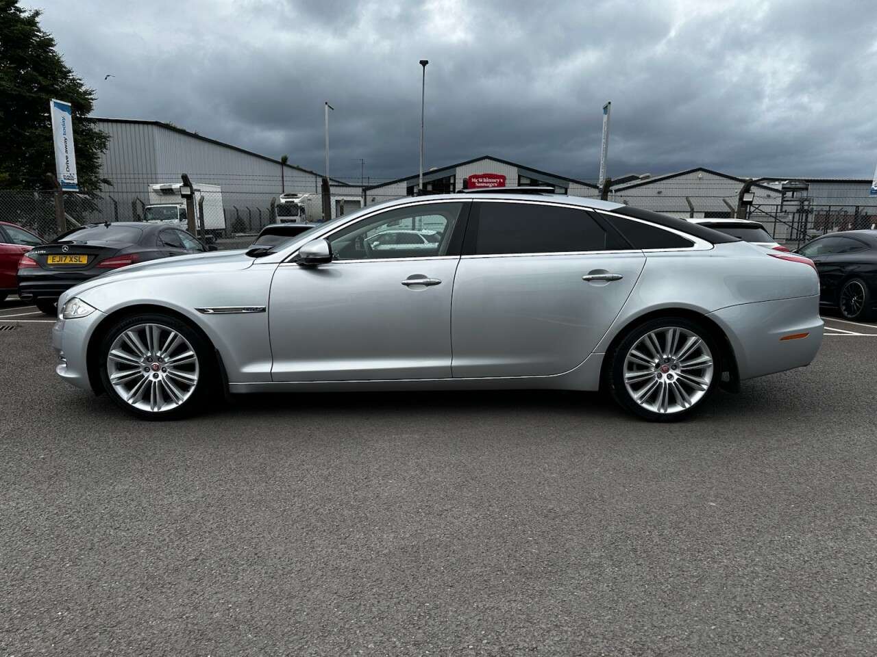 A 2012 JAGUAR XJ 3.0d V6 Portfolio Saloon 4dr Diesel Auto Euro 5 (LWB) (275 ps) A 2012 JAGUAR XJ 3.0d V6 Portfolio Saloon 4dr Diesel Auto Euro 5 (LWB) (275 ps)