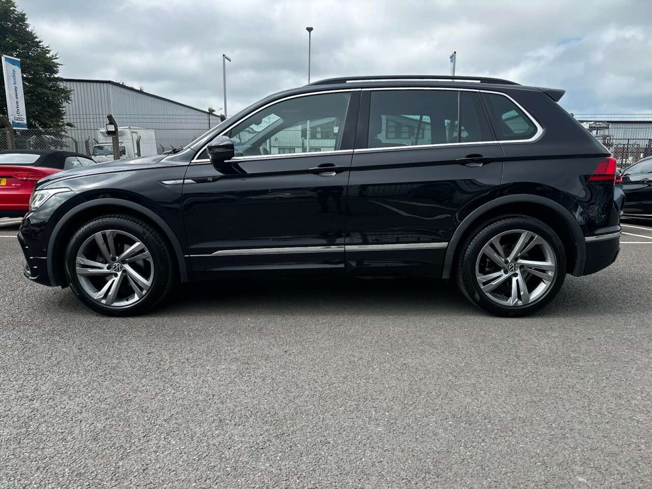 A 2023 VOLKSWAGEN TIGUAN 1.5 TSI R-Line Edition SUV 5dr Petrol DSG Euro 6 (s/s) (150 ps) REVERSING C A 2023 VOLKSWAGEN TIGUAN 1.5 TSI R-Line Edition SUV 5dr Petrol DSG Euro 6 (s/s) (150 ps) REVERSING C