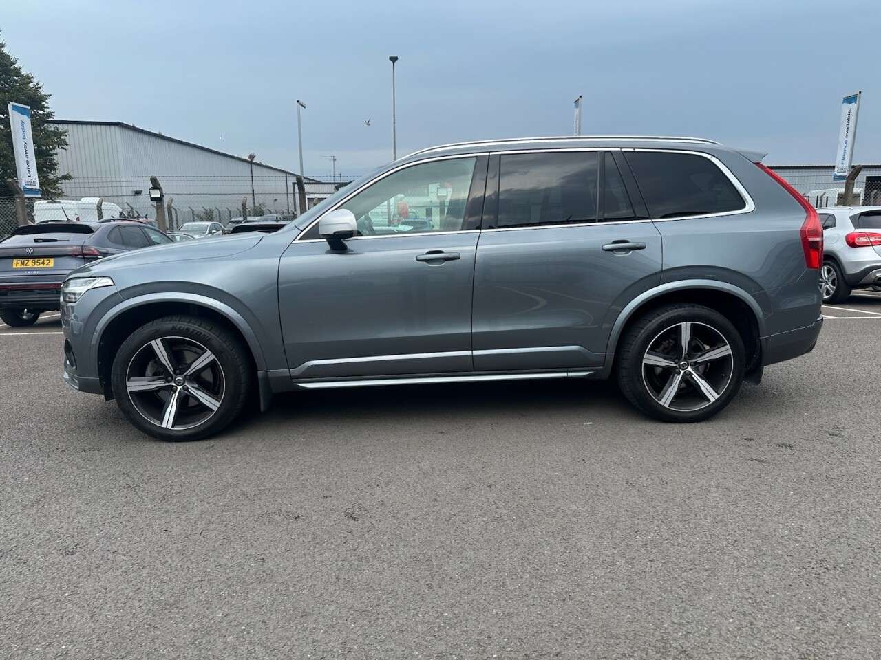 A 2017 VOLVO XC90 2.0 D5 PowerPulse R-Design SUV 5dr Diesel Auto 4WD Euro 6 (s/s) (235 ps) 7 A 2017 VOLVO XC90 2.0 D5 PowerPulse R-Design SUV 5dr Diesel Auto 4WD Euro 6 (s/s) (235 ps) 7