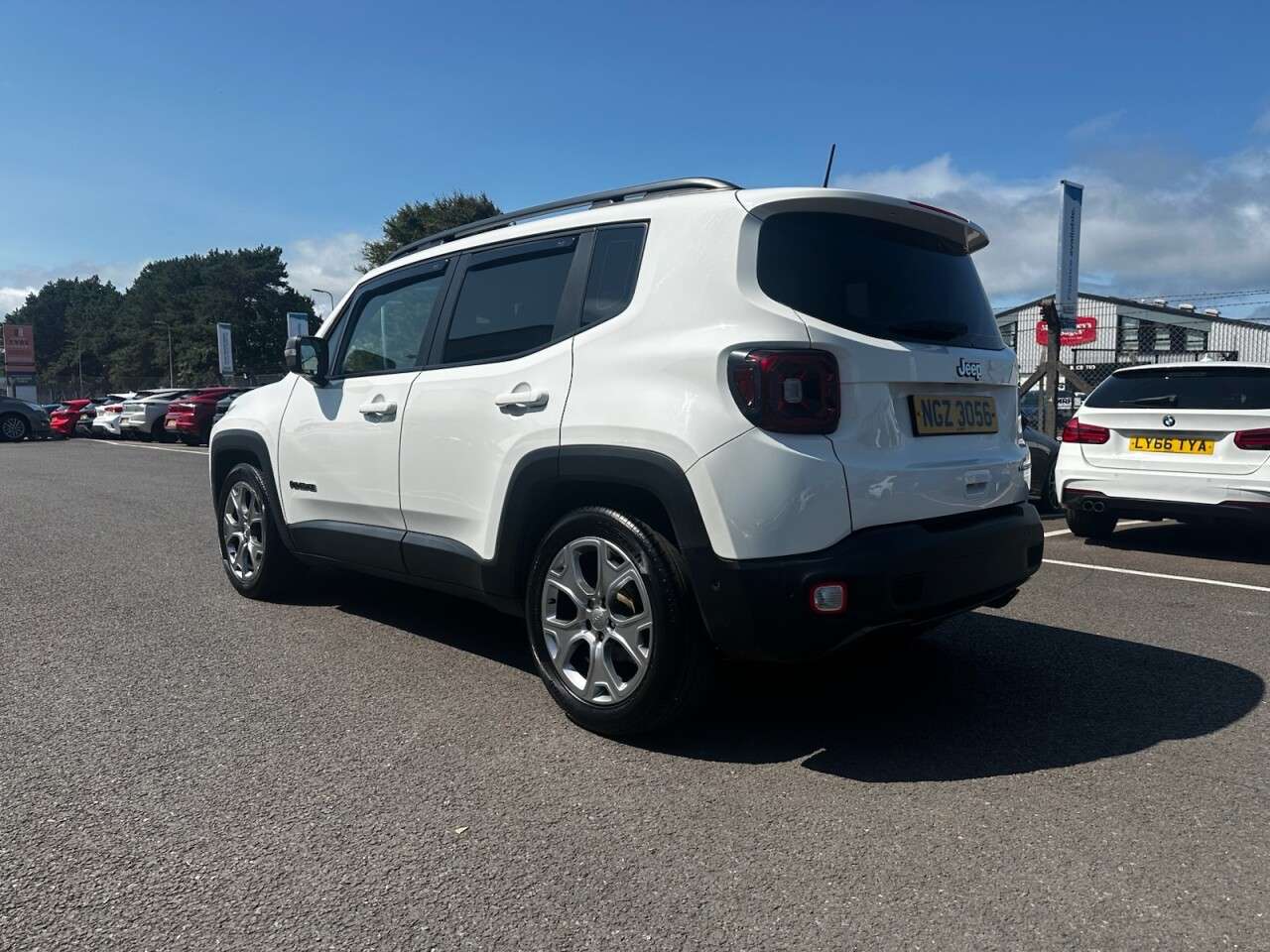 A 2019 JEEP RENEGADE 1.3 GSE T4 Limited SUV 5dr Petrol DDCT Euro 6 (s/s) (150 ps) GOOD SERVICE H A 2019 JEEP RENEGADE 1.3 GSE T4 Limited SUV 5dr Petrol DDCT Euro 6 (s/s) (150 ps) GOOD SERVICE H