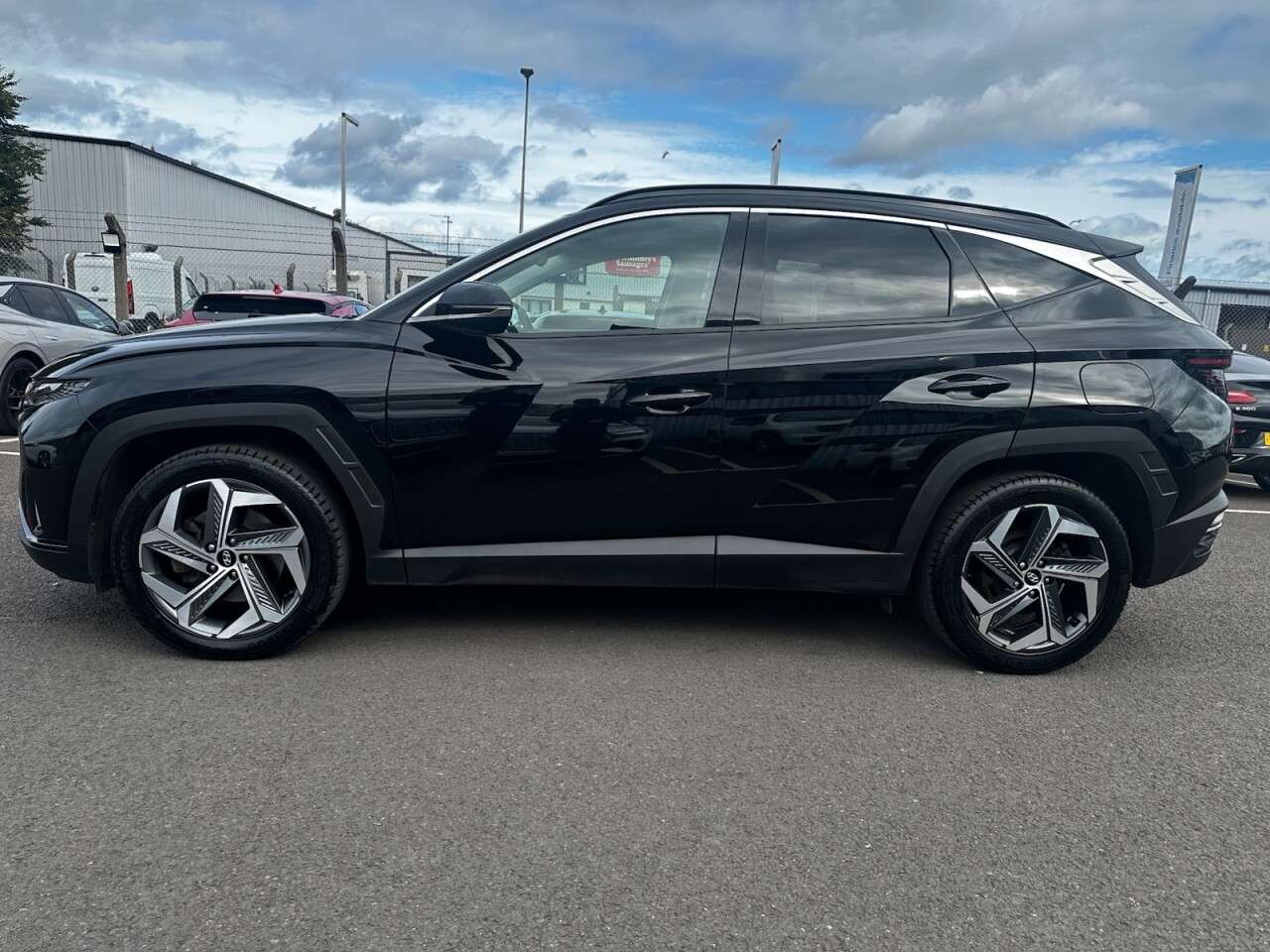 A 2022 HYUNDAI TUCSON 1.6 h T-GDi Ultimate SUV 5dr Petrol Hybrid Auto Euro 6 (s/s) (230 ps) LEATH A 2022 HYUNDAI TUCSON 1.6 h T-GDi Ultimate SUV 5dr Petrol Hybrid Auto Euro 6 (s/s) (230 ps) LEATH