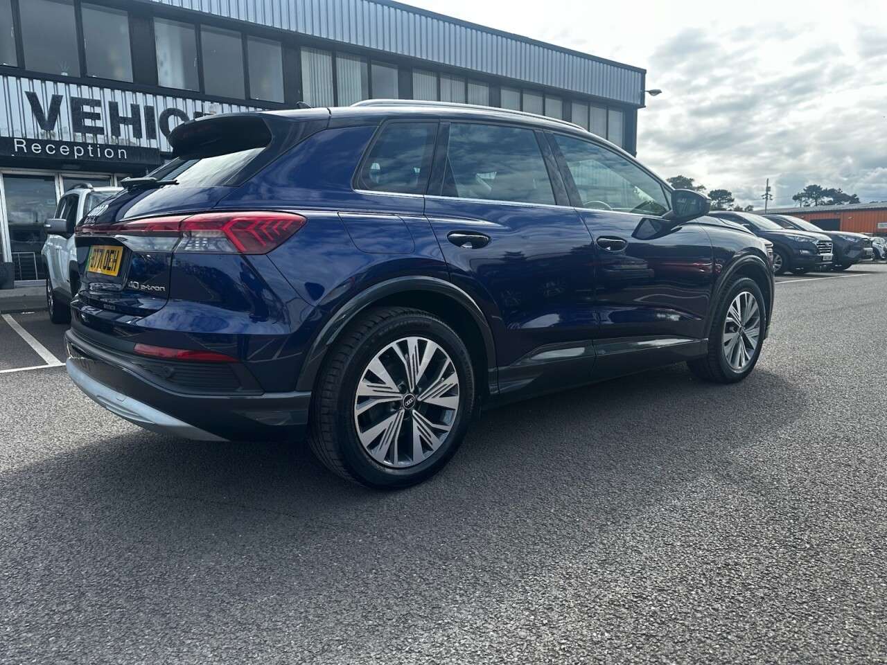 A 2022 AUDI Q4 E-TRON 40 Sport SUV 5dr Electric Auto 82kWh (204 ps) REVERSING CAMERA, APPLE CARPL A 2022 AUDI Q4 E-TRON 40 Sport SUV 5dr Electric Auto 82kWh (204 ps) REVERSING CAMERA, APPLE CARPL