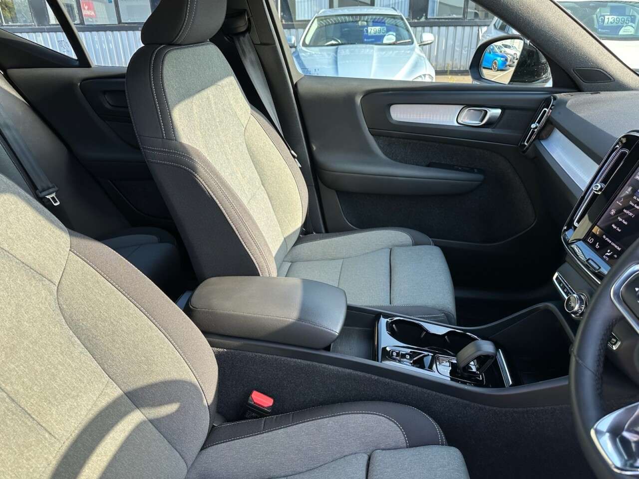 2023 VOLVO XC40 2023 VOLVO XC40