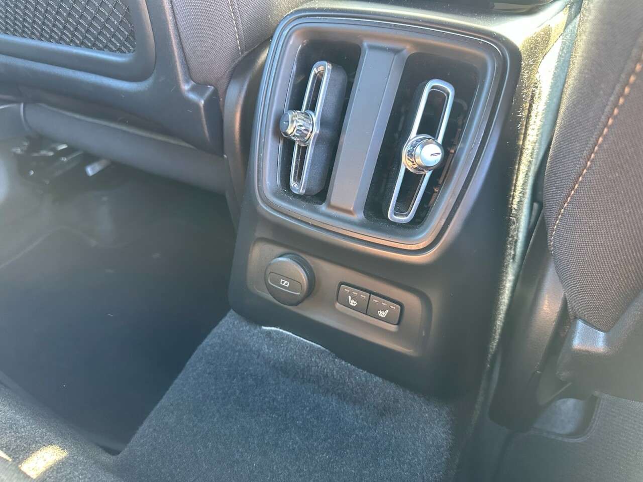 2023 VOLVO XC40 2023 VOLVO XC40