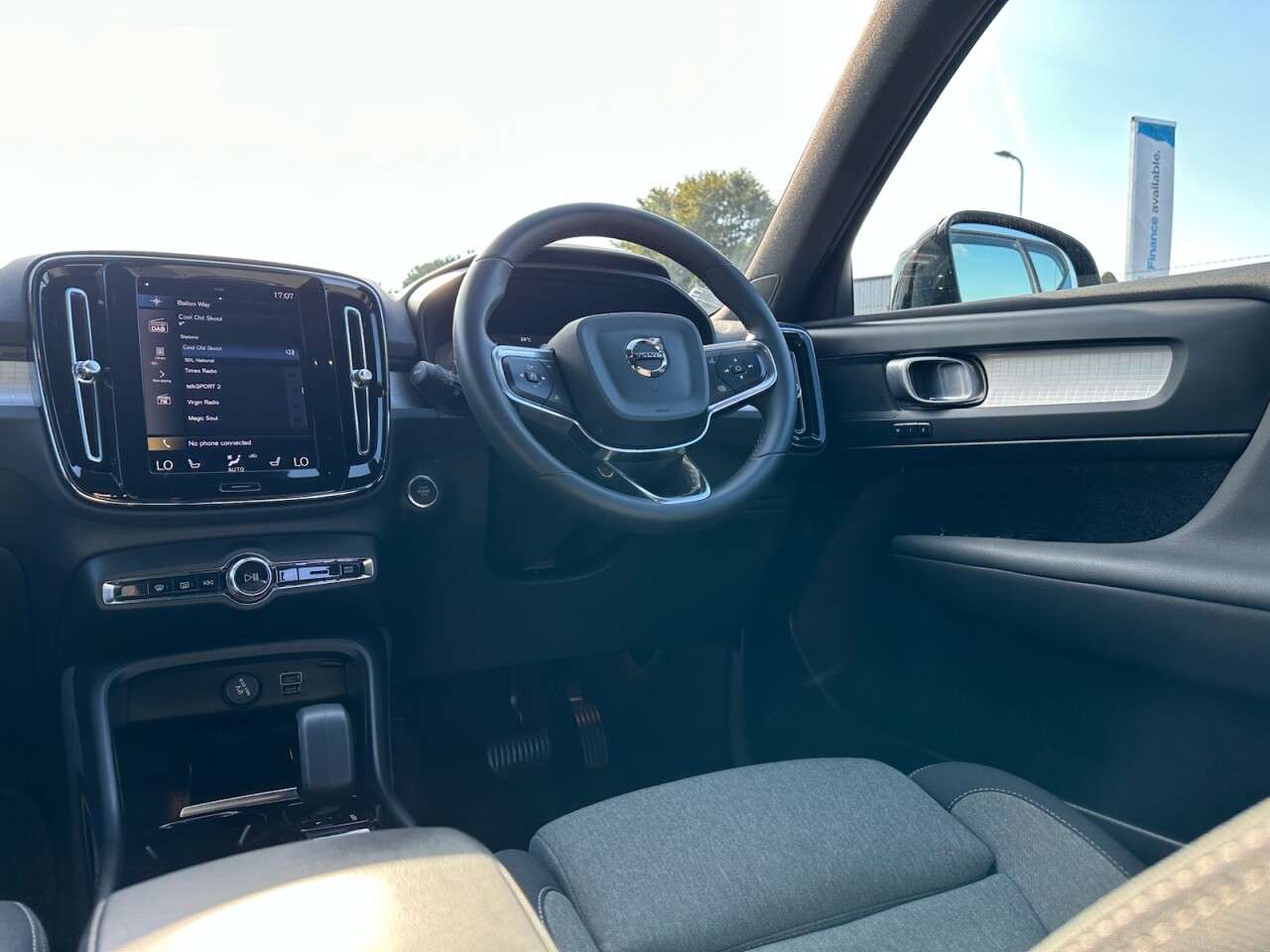 2023 VOLVO XC40 2023 VOLVO XC40