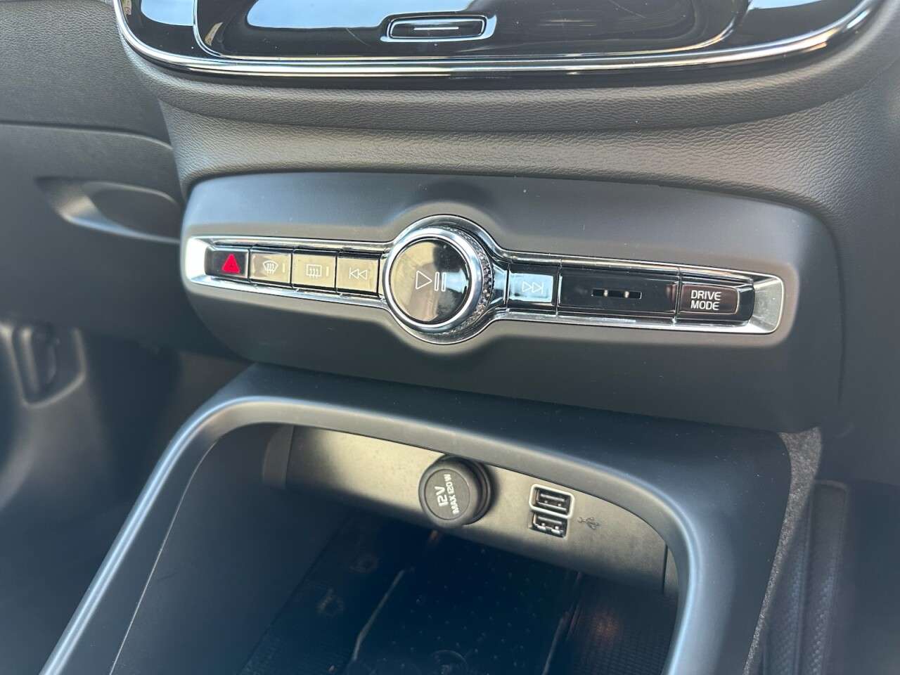 2023 VOLVO XC40 2023 VOLVO XC40