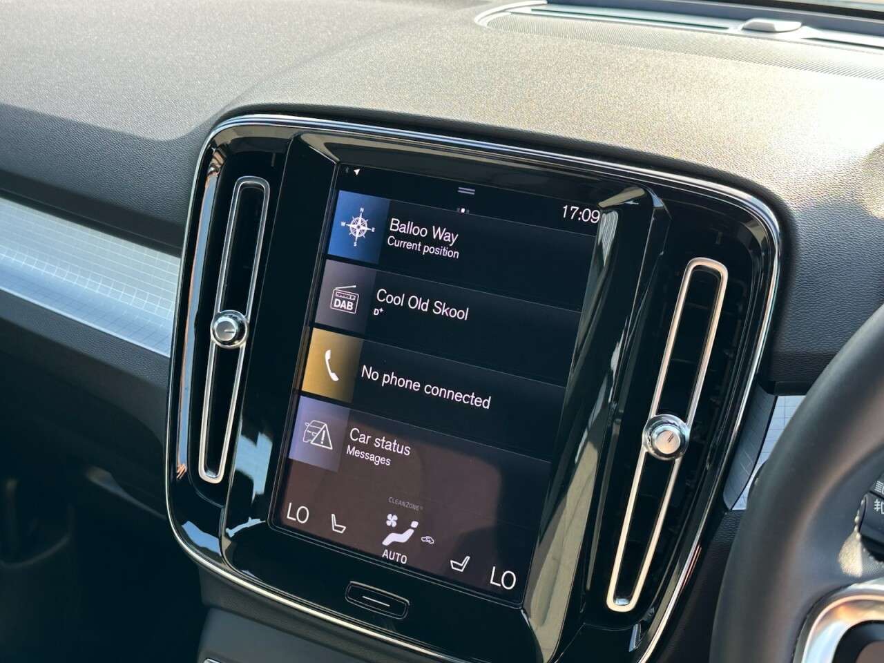 2023 VOLVO XC40 2023 VOLVO XC40