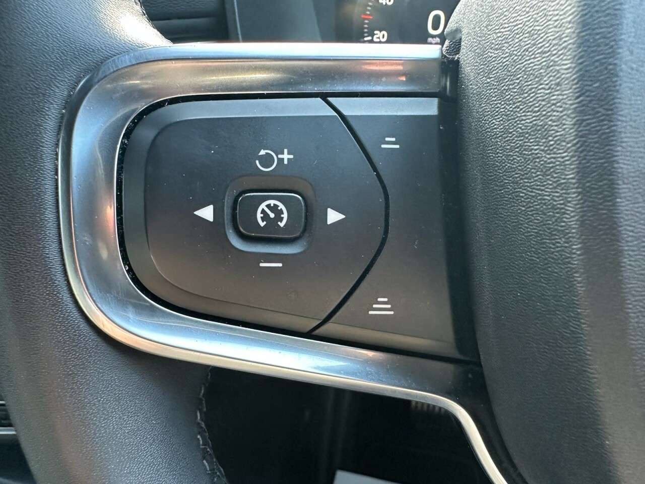 2023 VOLVO XC40 2023 VOLVO XC40