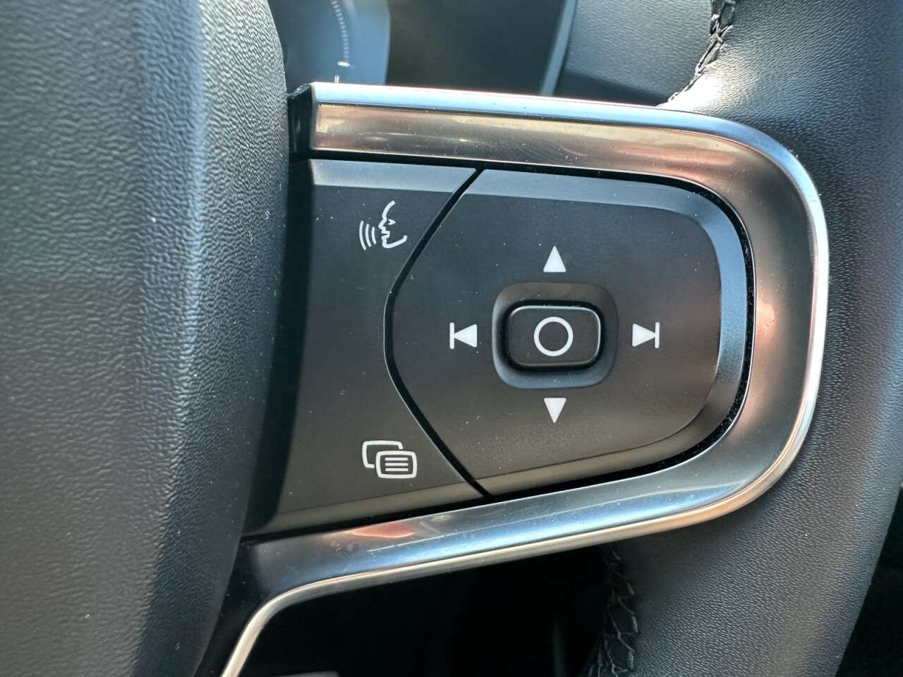 2023 VOLVO XC40 2023 VOLVO XC40