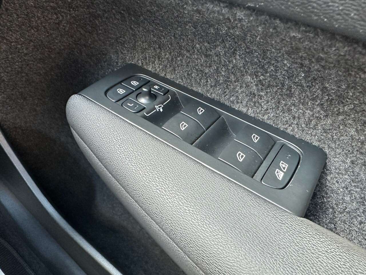 2023 VOLVO XC40 2023 VOLVO XC40