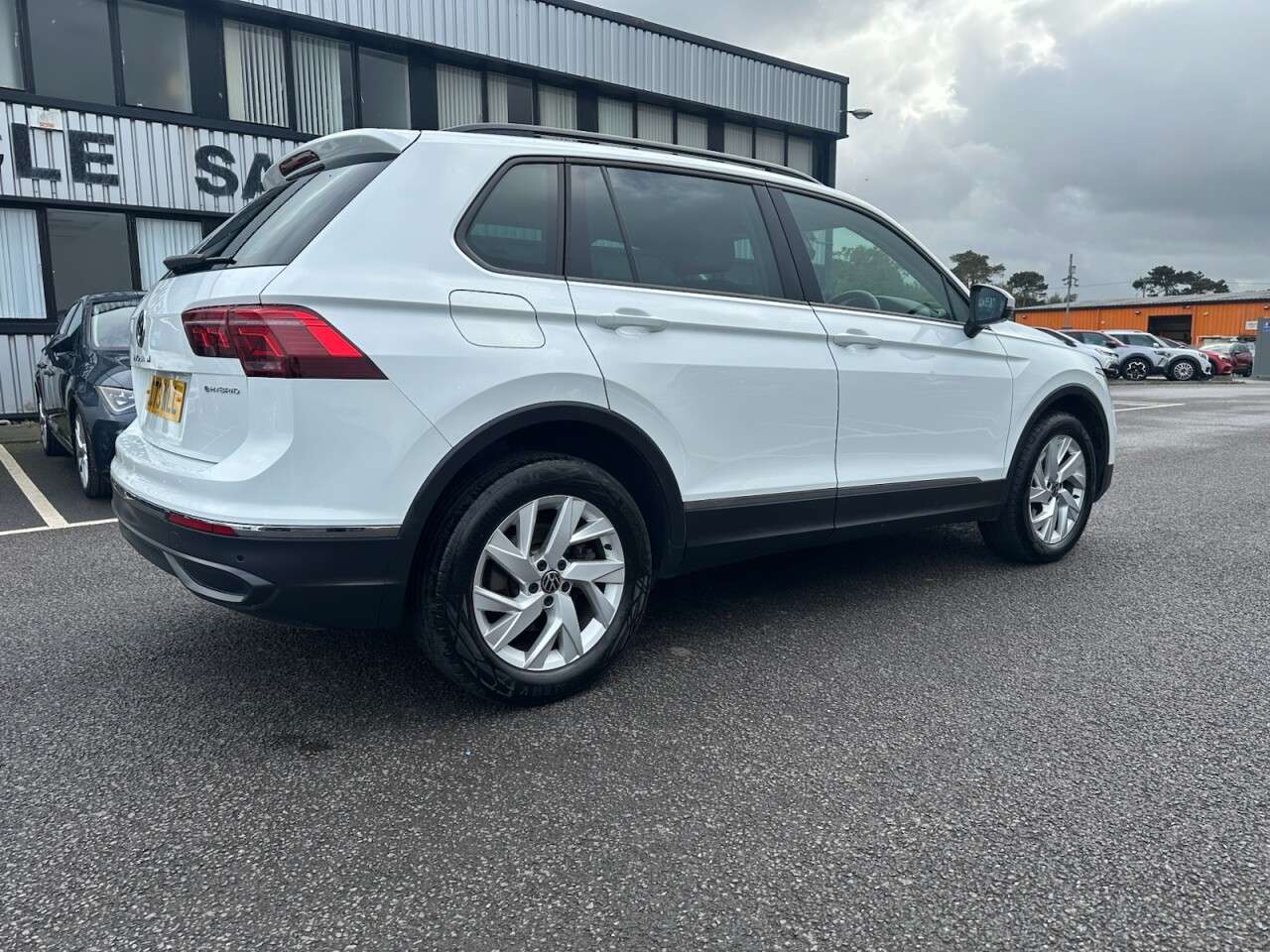 A 2023 VOLKSWAGEN TIGUAN 1.4 TSI 13kWh Life SUV 5dr Petrol Plug-in Hybrid DSG Euro 6 (s/s) (245 ps) A 2023 VOLKSWAGEN TIGUAN 1.4 TSI 13kWh Life SUV 5dr Petrol Plug-in Hybrid DSG Euro 6 (s/s) (245 ps)
