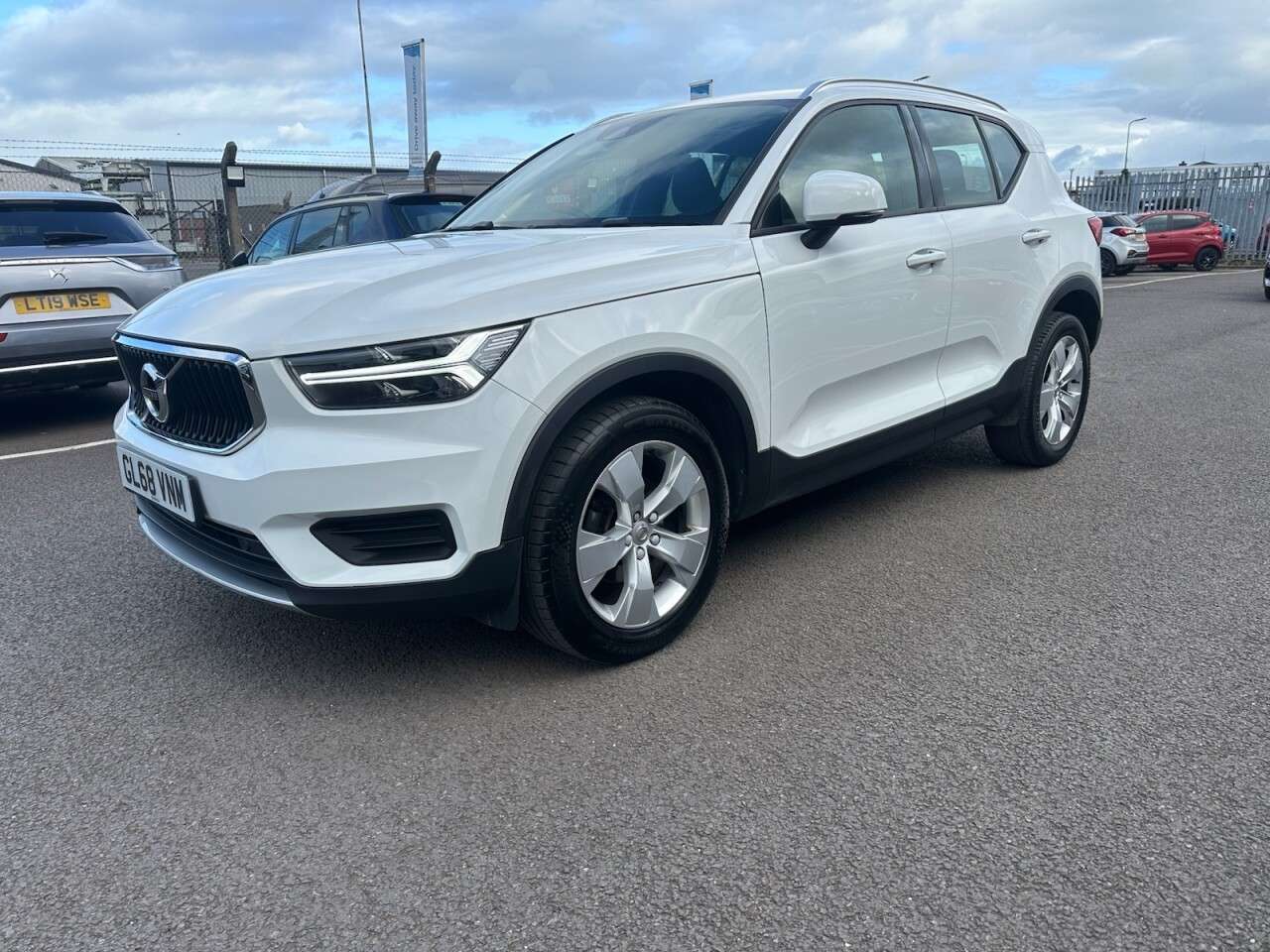 A 2019 VOLVO XC40 2.0 D3 Momentum SUV 5dr Diesel Auto Euro 6 (s/s) (150 ps) A 2019 VOLVO XC40 2.0 D3 Momentum SUV 5dr Diesel Auto Euro 6 (s/s) (150 ps)