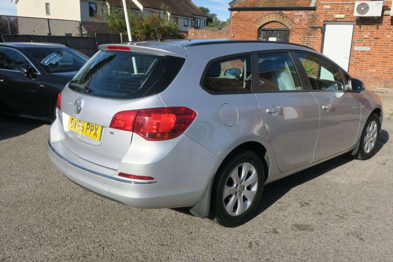 A 2015 VAUXHALL ASTRA 1.6i Design Sports Tourer 5dr Petrol Manual Euro 6 (115 ps) ESTATE A 2015 VAUXHALL ASTRA 1.6i Design Sports Tourer 5dr Petrol Manual Euro 6 (115 ps) ESTATE
