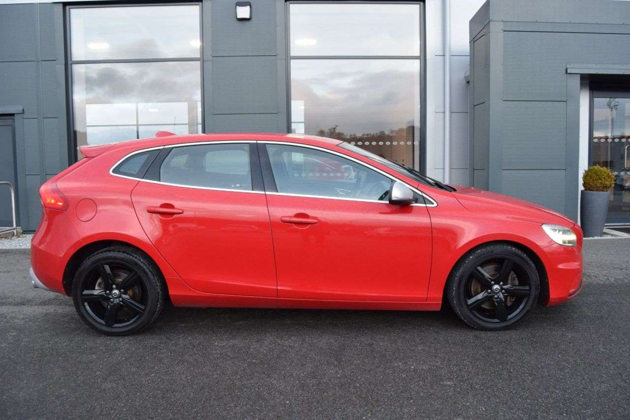 A 2017 VOLVO V40 2.0 D4 R-Design Nav Plus Hatchback 5dr Diesel Manual Euro 6 (s/s) (190 ps) A 2017 VOLVO V40 2.0 D4 R-Design Nav Plus Hatchback 5dr Diesel Manual Euro 6 (s/s) (190 ps)