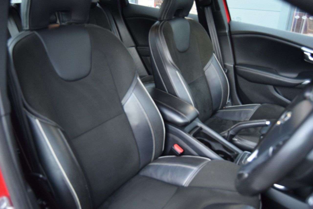 2017 VOLVO V40 2017 VOLVO V40