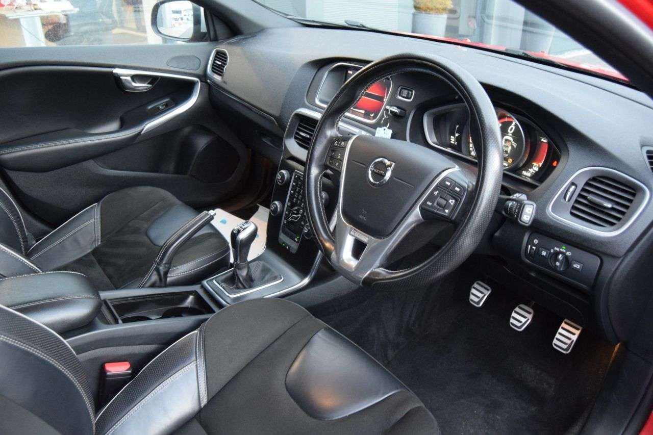 2017 VOLVO V40 2017 VOLVO V40