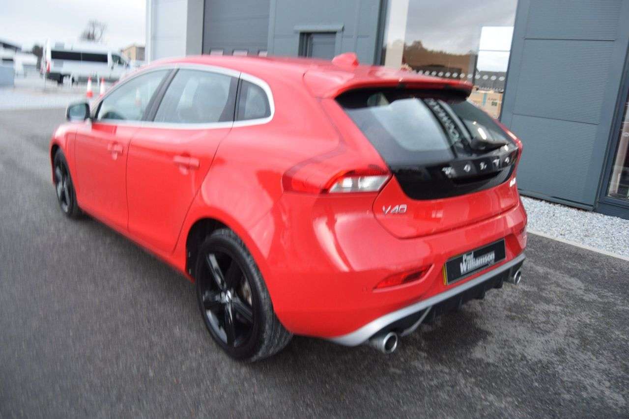 2017 VOLVO V40 2017 VOLVO V40