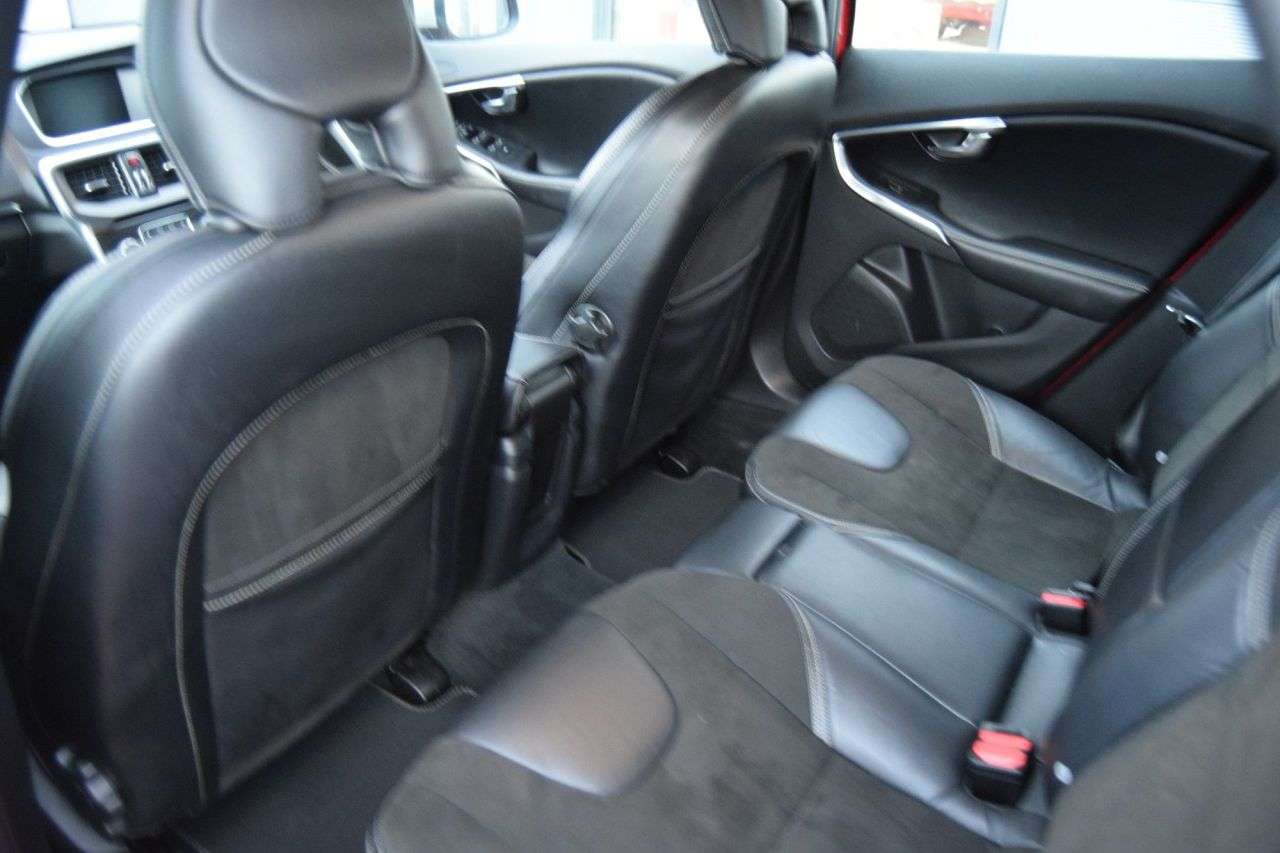 2017 VOLVO V40 2017 VOLVO V40