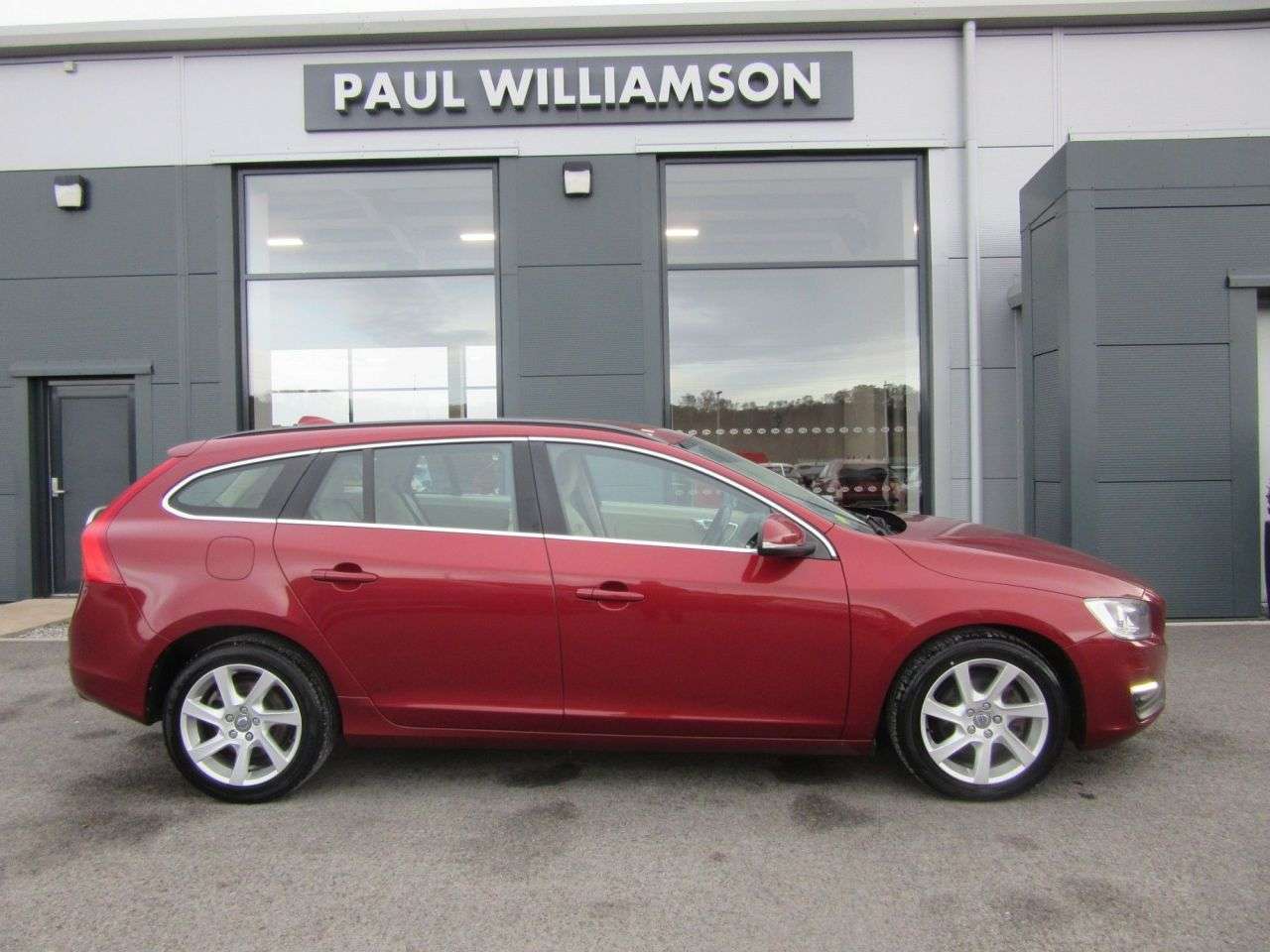 A 2014 VOLVO V60 D3 SE A 2014 VOLVO V60 D3 SE