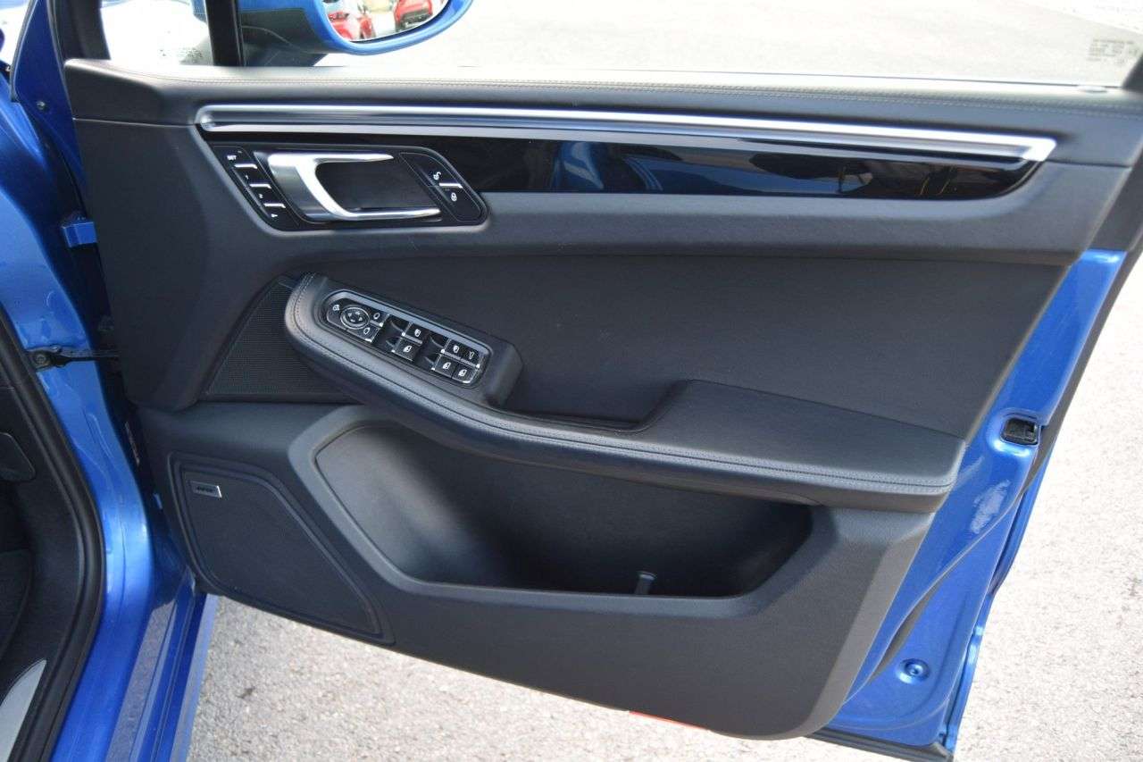 2018 PORSCHE MACAN 2018 PORSCHE MACAN