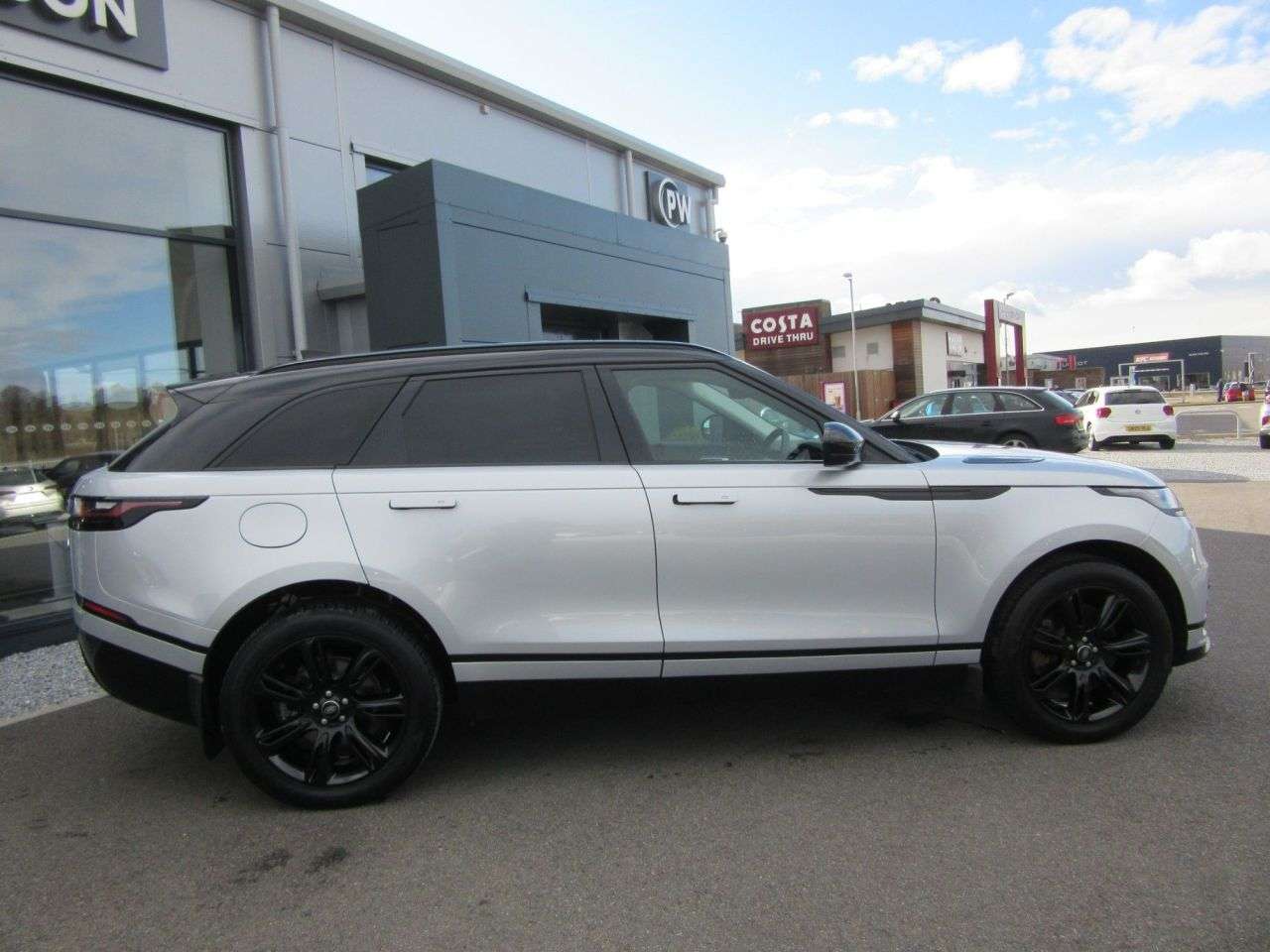 A 2022 LAND ROVER RANGE ROVER VELAR 2.0 P400e 17.1kWh R-Dynamic SE SUV 5dr Petrol Plug-in Hybrid Auto 4WD Euro A 2022 LAND ROVER RANGE ROVER VELAR 2.0 P400e 17.1kWh R-Dynamic SE SUV 5dr Petrol Plug-in Hybrid Auto 4WD Euro
