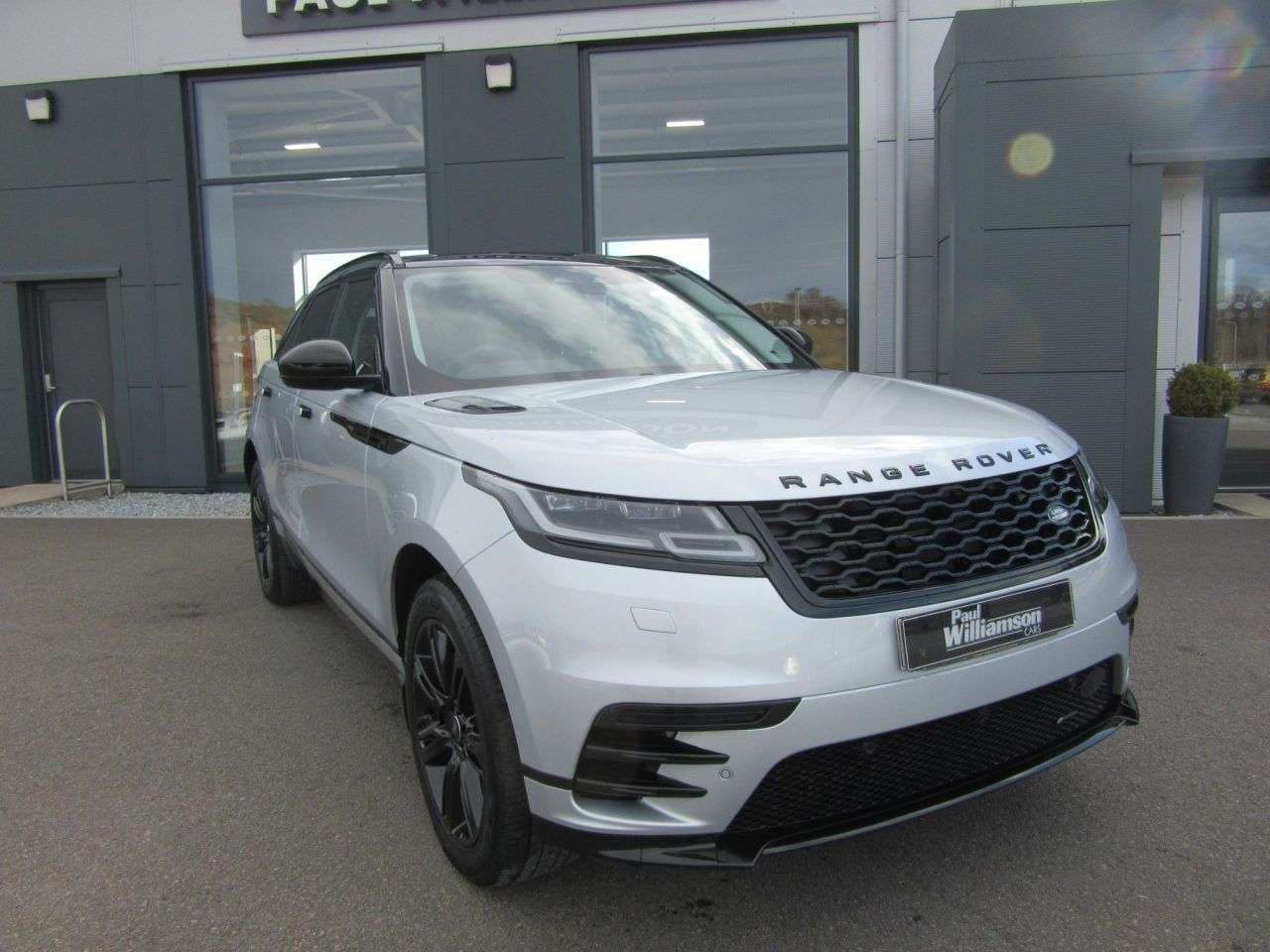 A 2022 LAND ROVER RANGE ROVER VELAR 2.0 P400e 17.1kWh R-Dynamic SE SUV 5dr Petrol Plug-in Hybrid Auto 4WD Euro A 2022 LAND ROVER RANGE ROVER VELAR 2.0 P400e 17.1kWh R-Dynamic SE SUV 5dr Petrol Plug-in Hybrid Auto 4WD Euro