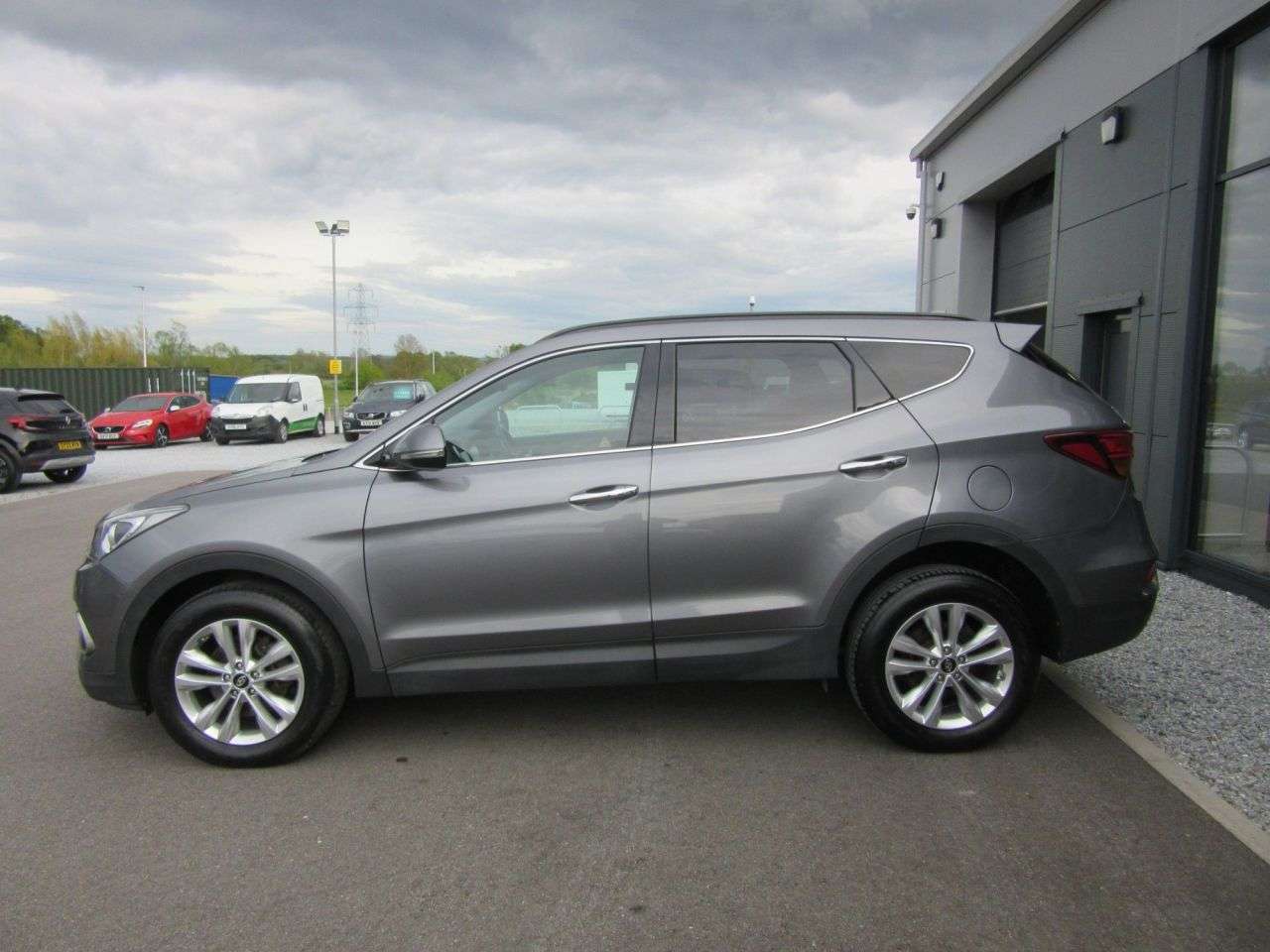 A 2017 HYUNDAI SANTA FE 2.2 CRDi Blue Drive Premium SUV 5dr Diesel Manual 4WD Euro 6 (s/s) (7 Seat) A 2017 HYUNDAI SANTA FE 2.2 CRDi Blue Drive Premium SUV 5dr Diesel Manual 4WD Euro 6 (s/s) (7 Seat)