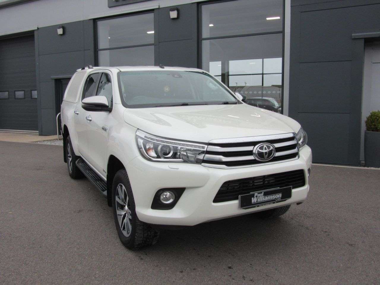 A 2019 TOYOTA HI-LUX 2.4 D-4D Invincible Pickup Double Cab 4dr Diesel Manual 4WD Euro 6 (s/s) (T A 2019 TOYOTA HI-LUX 2.4 D-4D Invincible Pickup Double Cab 4dr Diesel Manual 4WD Euro 6 (s/s) (T