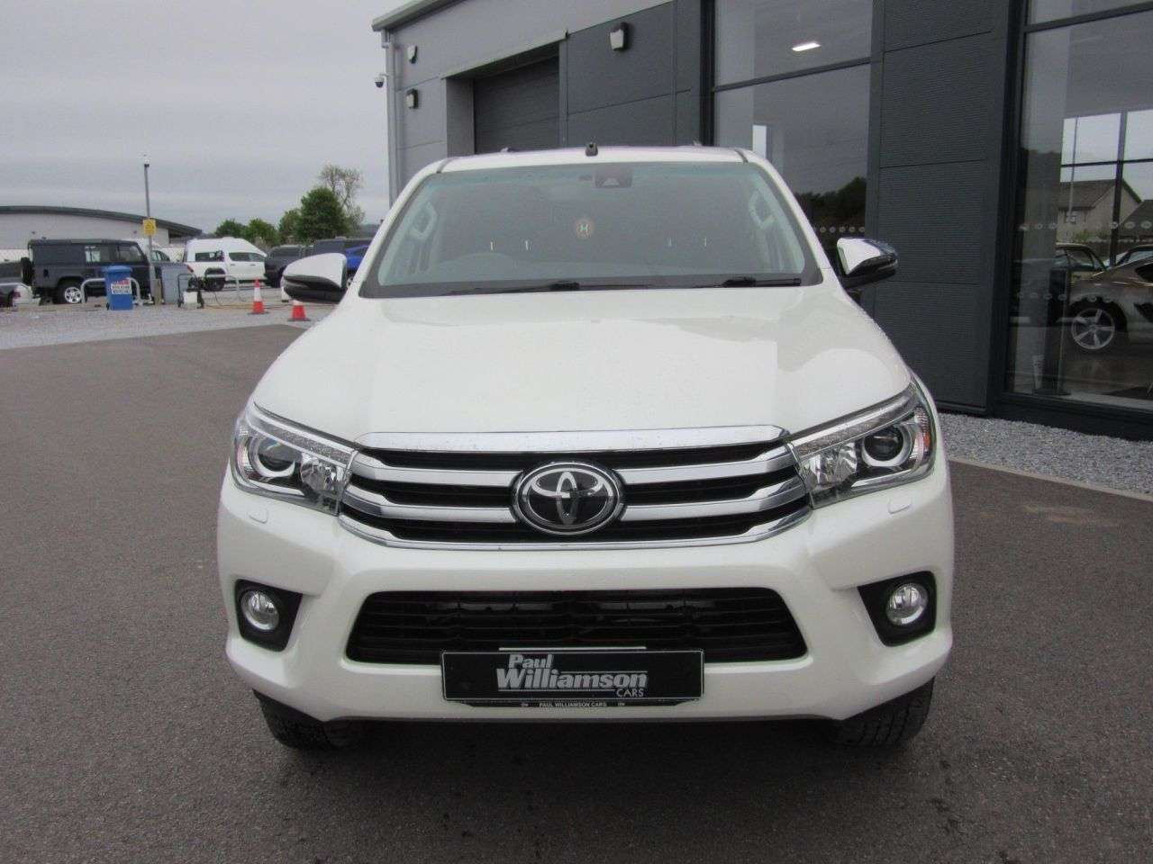 A 2019 TOYOTA HI-LUX 2.4 D-4D Invincible Pickup Double Cab 4dr Diesel Manual 4WD Euro 6 (s/s) (T A 2019 TOYOTA HI-LUX 2.4 D-4D Invincible Pickup Double Cab 4dr Diesel Manual 4WD Euro 6 (s/s) (T