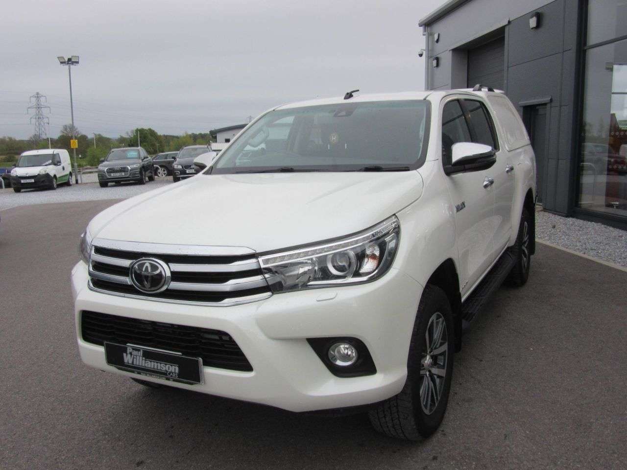 A 2019 TOYOTA HI-LUX 2.4 D-4D Invincible Pickup Double Cab 4dr Diesel Manual 4WD Euro 6 (s/s) (T A 2019 TOYOTA HI-LUX 2.4 D-4D Invincible Pickup Double Cab 4dr Diesel Manual 4WD Euro 6 (s/s) (T