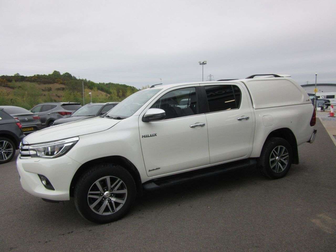A 2019 TOYOTA HI-LUX 2.4 D-4D Invincible Pickup Double Cab 4dr Diesel Manual 4WD Euro 6 (s/s) (T A 2019 TOYOTA HI-LUX 2.4 D-4D Invincible Pickup Double Cab 4dr Diesel Manual 4WD Euro 6 (s/s) (T