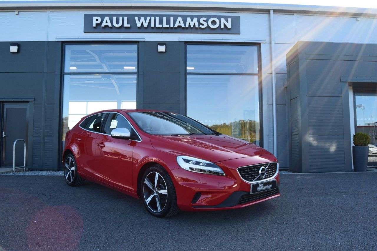 A 2017 VOLVO V40 2.0 T2 R-Design Hatchback 5dr Petrol Manual Euro 6 (s/s) (122 ps) A 2017 VOLVO V40 2.0 T2 R-Design Hatchback 5dr Petrol Manual Euro 6 (s/s) (122 ps)