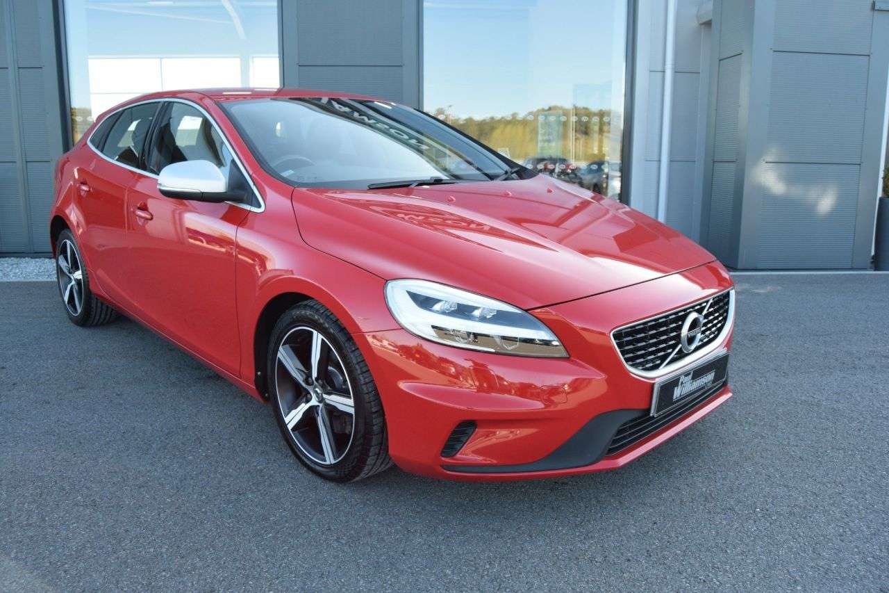 A 2017 VOLVO V40 2.0 T2 R-Design Hatchback 5dr Petrol Manual Euro 6 (s/s) (122 ps) A 2017 VOLVO V40 2.0 T2 R-Design Hatchback 5dr Petrol Manual Euro 6 (s/s) (122 ps)