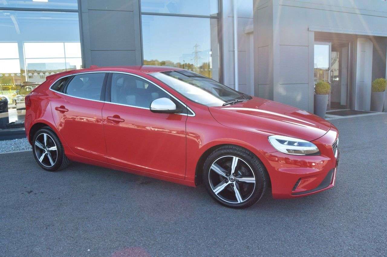 A 2017 VOLVO V40 2.0 T2 R-Design Hatchback 5dr Petrol Manual Euro 6 (s/s) (122 ps) A 2017 VOLVO V40 2.0 T2 R-Design Hatchback 5dr Petrol Manual Euro 6 (s/s) (122 ps)