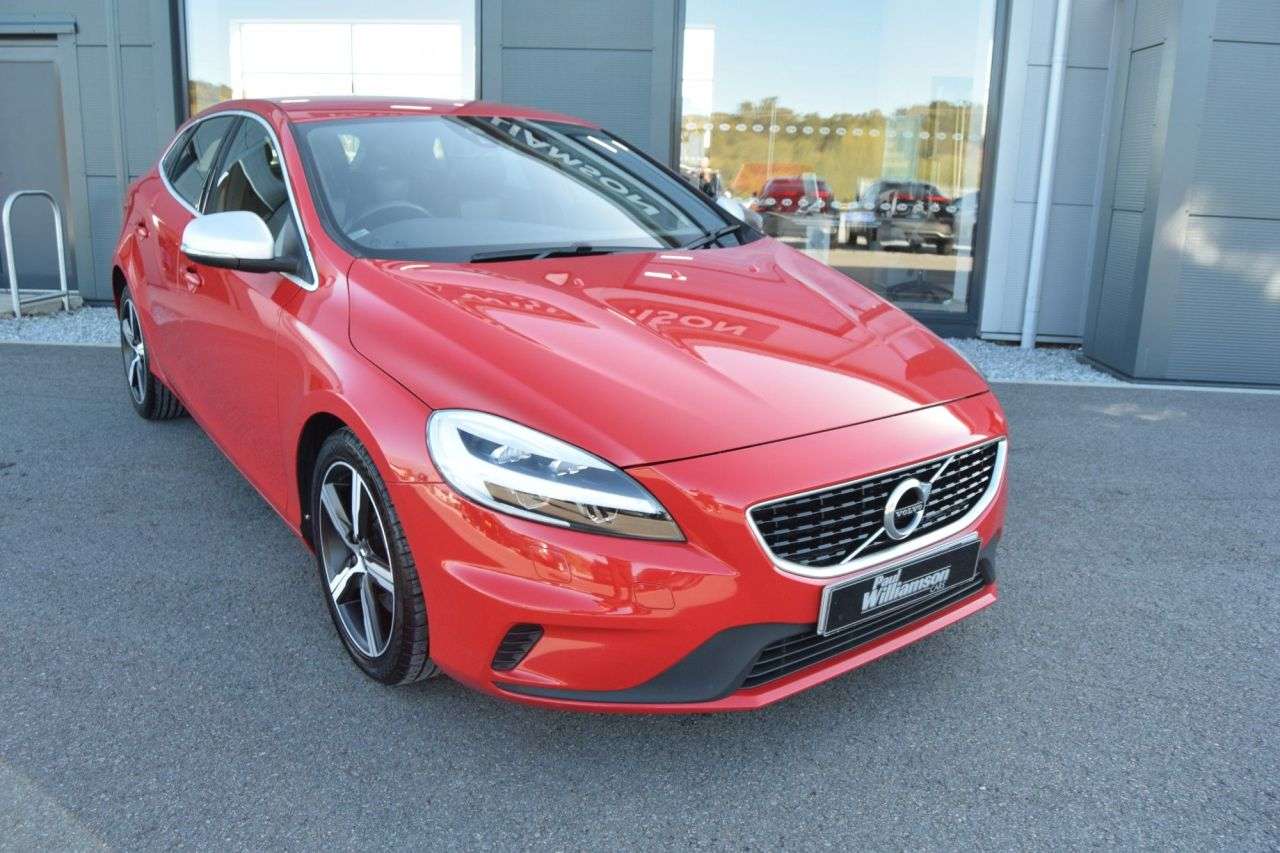 A 2017 VOLVO V40 2.0 T2 R-Design Hatchback 5dr Petrol Manual Euro 6 (s/s) (122 ps) A 2017 VOLVO V40 2.0 T2 R-Design Hatchback 5dr Petrol Manual Euro 6 (s/s) (122 ps)