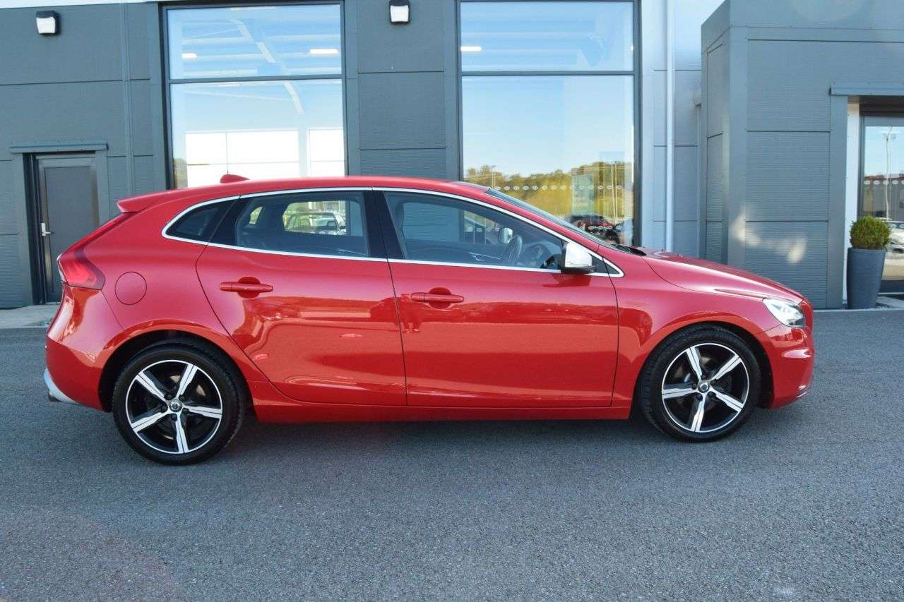 2017 VOLVO V40 2017 VOLVO V40