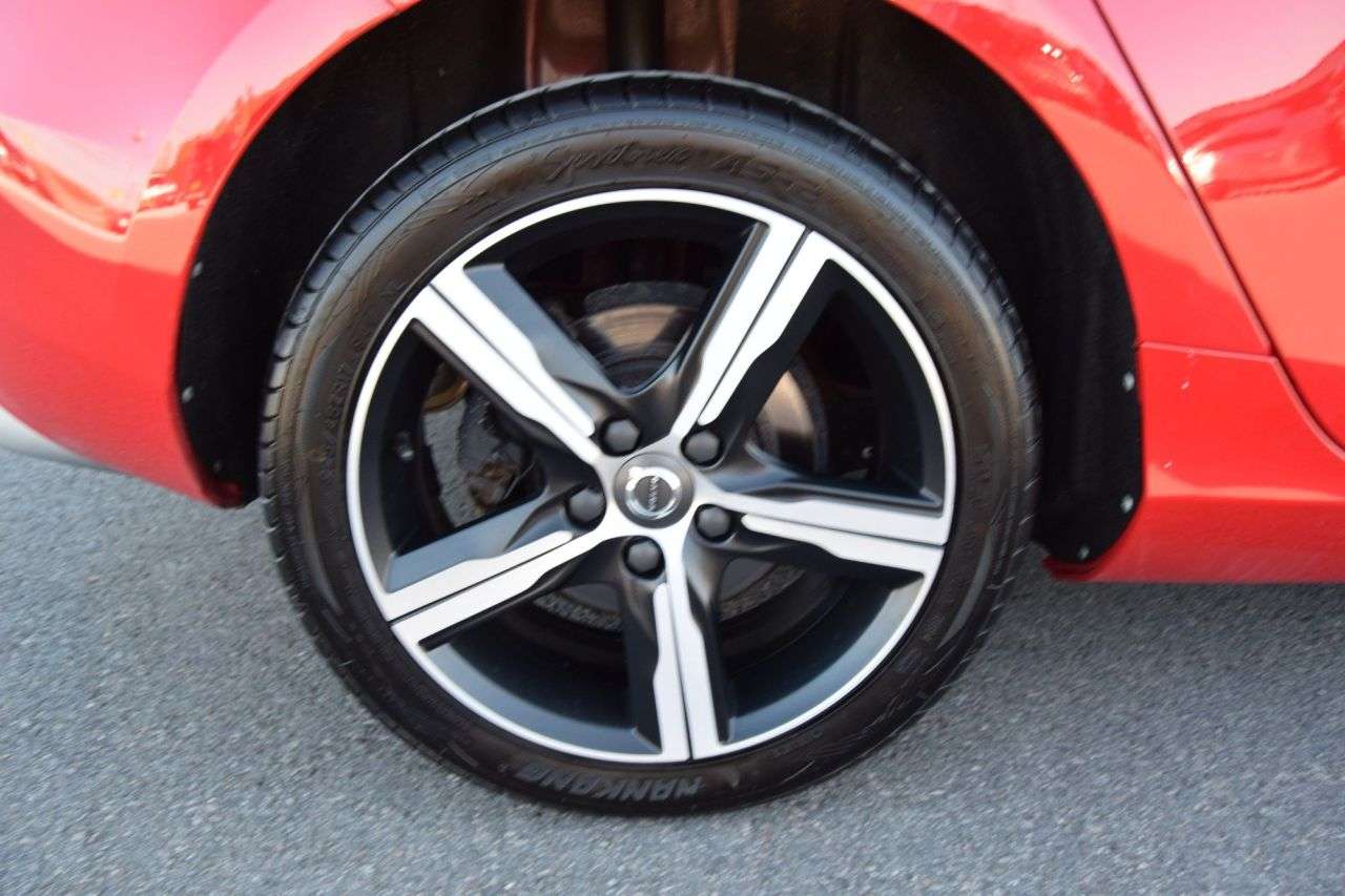 2017 VOLVO V40 2017 VOLVO V40