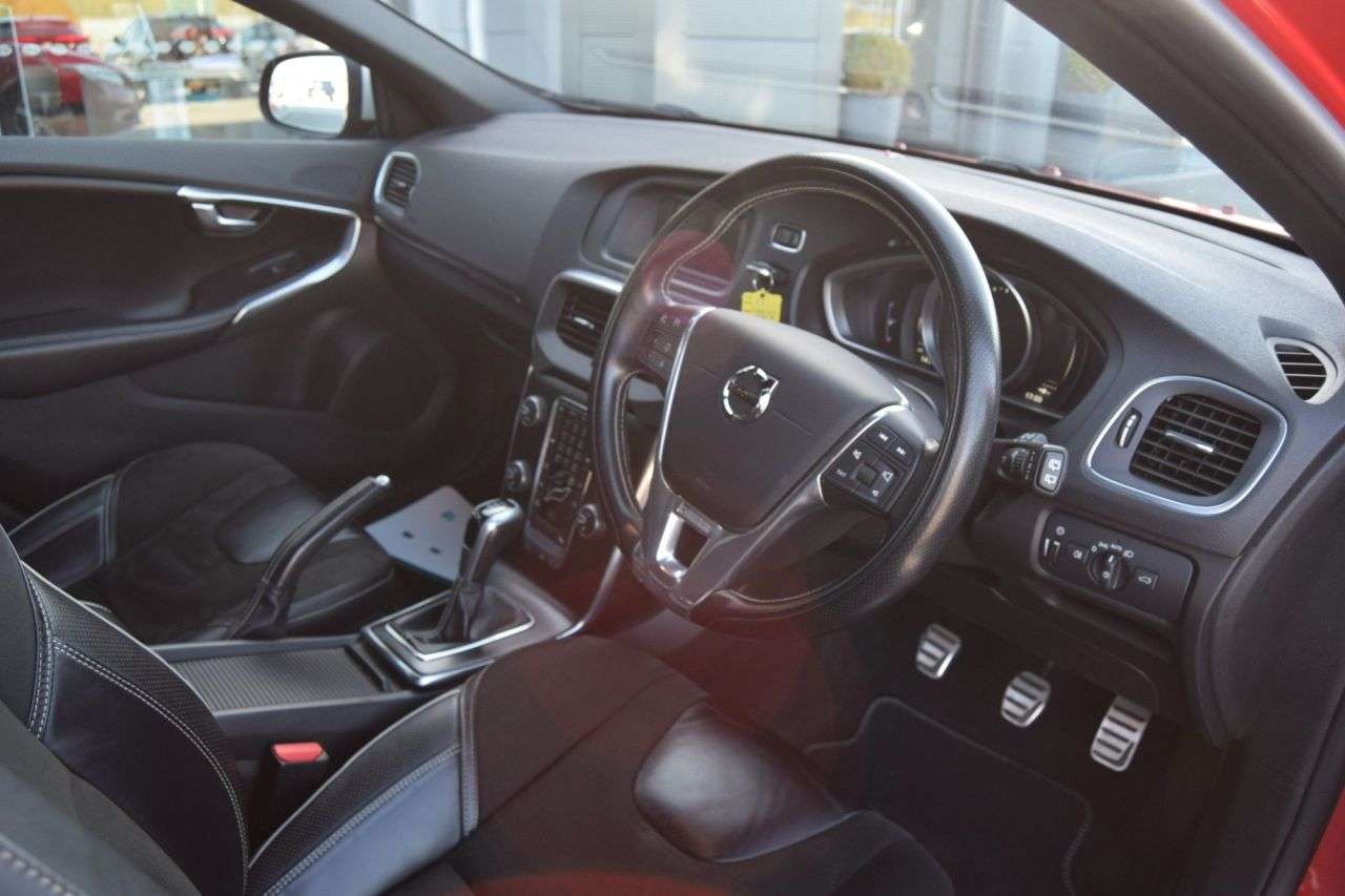 2017 VOLVO V40 2017 VOLVO V40