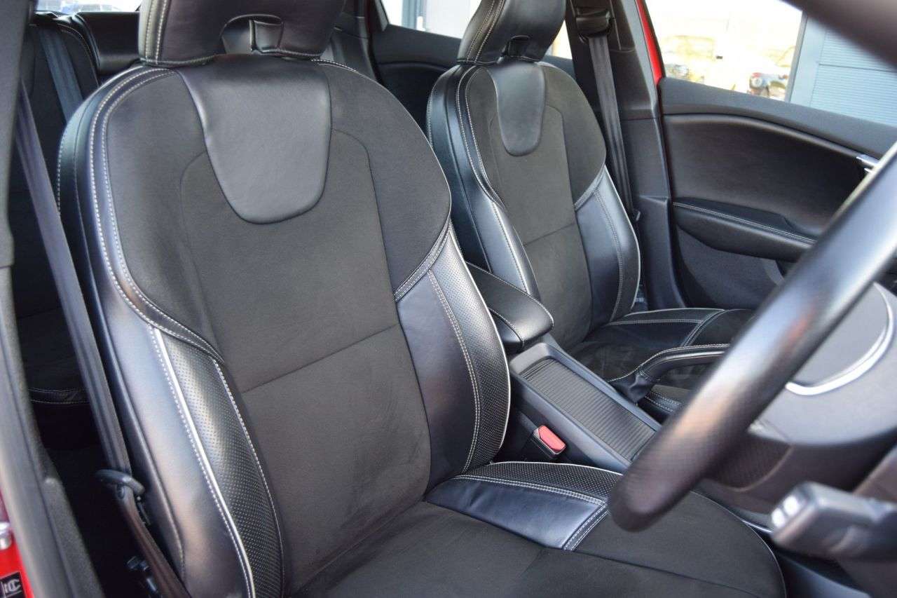 2017 VOLVO V40 2017 VOLVO V40