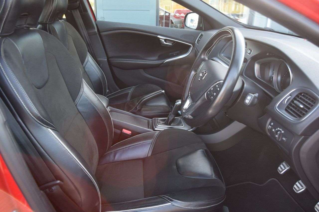 2017 VOLVO V40 2017 VOLVO V40