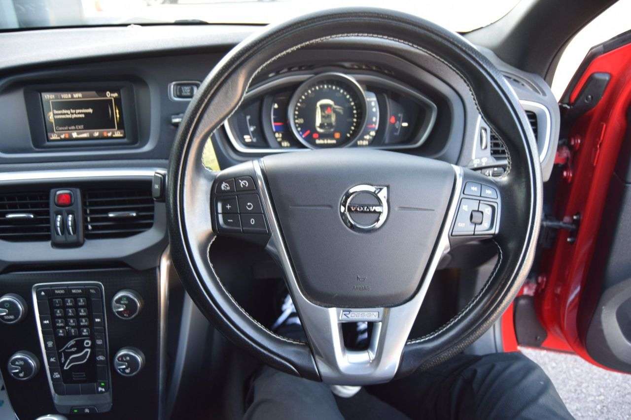 2017 VOLVO V40 2017 VOLVO V40