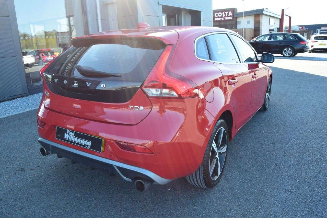 2017 VOLVO V40 2017 VOLVO V40