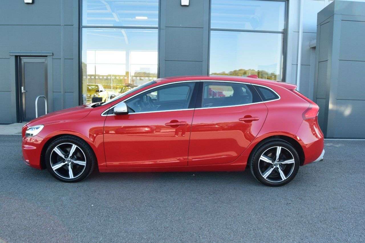 2017 VOLVO V40 2017 VOLVO V40