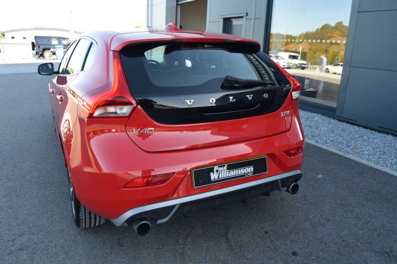 2017 VOLVO V40 2017 VOLVO V40