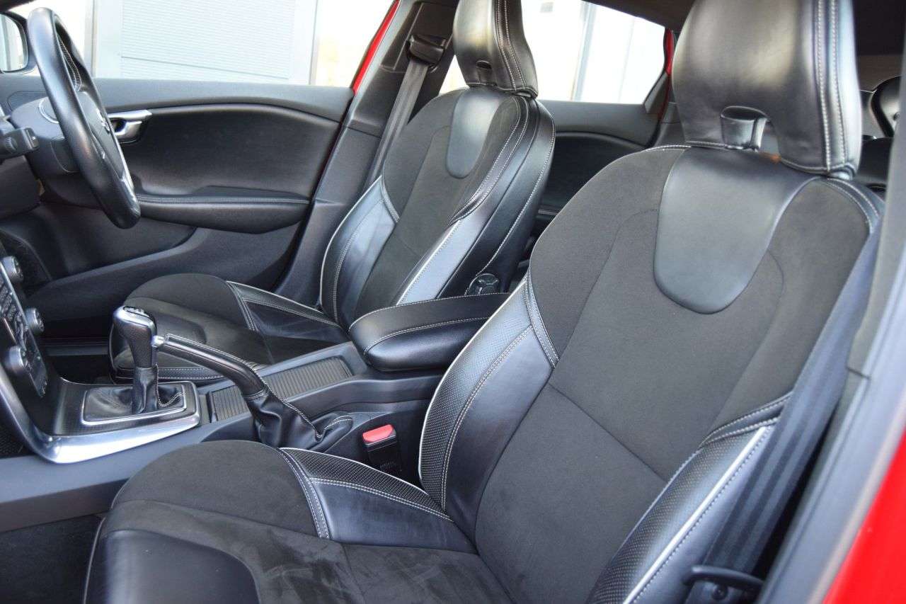 2017 VOLVO V40 2017 VOLVO V40