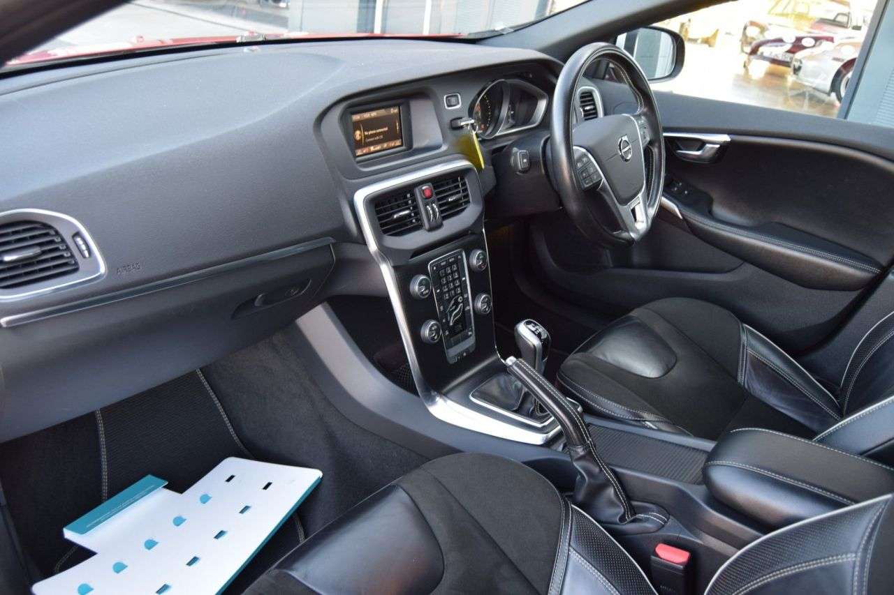 2017 VOLVO V40 2017 VOLVO V40