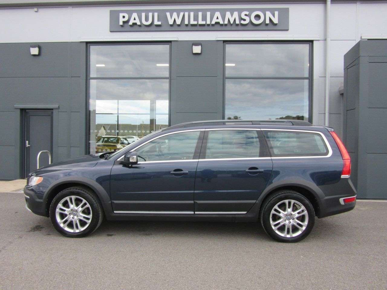 A 2013 VOLVO XC70 2.4 D5 SE Lux Estate 5dr Diesel Geartronic AWD Euro 5 (215 ps) A 2013 VOLVO XC70 2.4 D5 SE Lux Estate 5dr Diesel Geartronic AWD Euro 5 (215 ps)